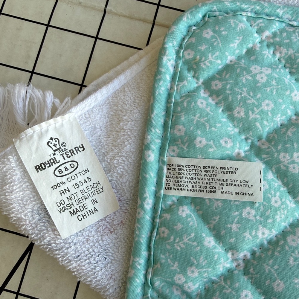 Vintage Spring Kitchen Linens Lot, 2 tablecloths, 2 table runners - Picture 4 of 16